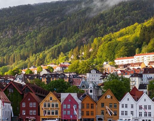 Town in Norway surrounded by mountains