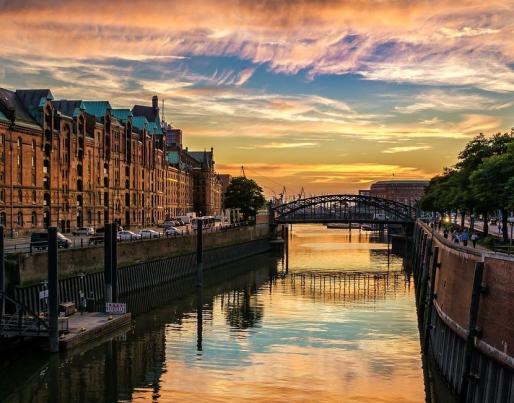 The city of Hamburg, buildings and river