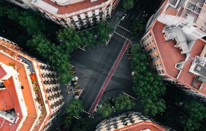 An eagle-eye photo of a city's round square