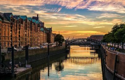 The city of Hamburg, buildings and river