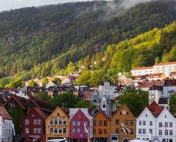 Town in Norway surrounded by mountains