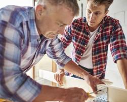 Building workers collaborating